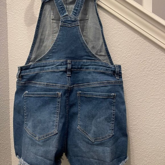 Short overall - Picture 2 of 3